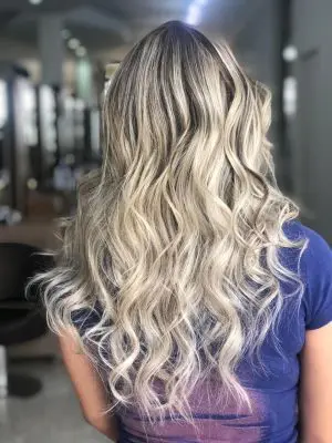 Cabelo platinado com uso da máscara antioxidante s.o.s da DYUSAR Cosméticos no salão de beleza