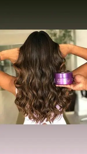 Cabelo longo e com resultado de salão após o uso da Máscara de Nutrição Caviar Care da DYUSAR Cosméticos