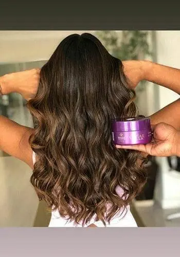 Cabelo longo e com resultado de salão após o uso da Máscara de Nutrição Caviar Care da DYUSAR Cosméticos