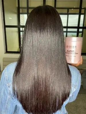 Cabelo mais brilhoso e sedoso após o uso da Máscara de Reconstrução da linha Super Reconstruction com efeito teia