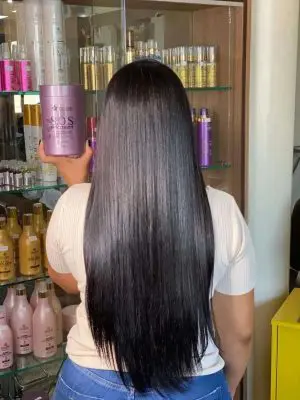 Resultado de salão com cabelo mais brilhoso e sedoso após o uso da Máscara Antioxidante para Cabelo S.O.S 1kg