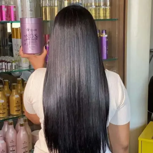 Resultado de salão com cabelo mais brilhoso e sedoso após o uso da Máscara Antioxidante para Cabelo S.O.S 1kg